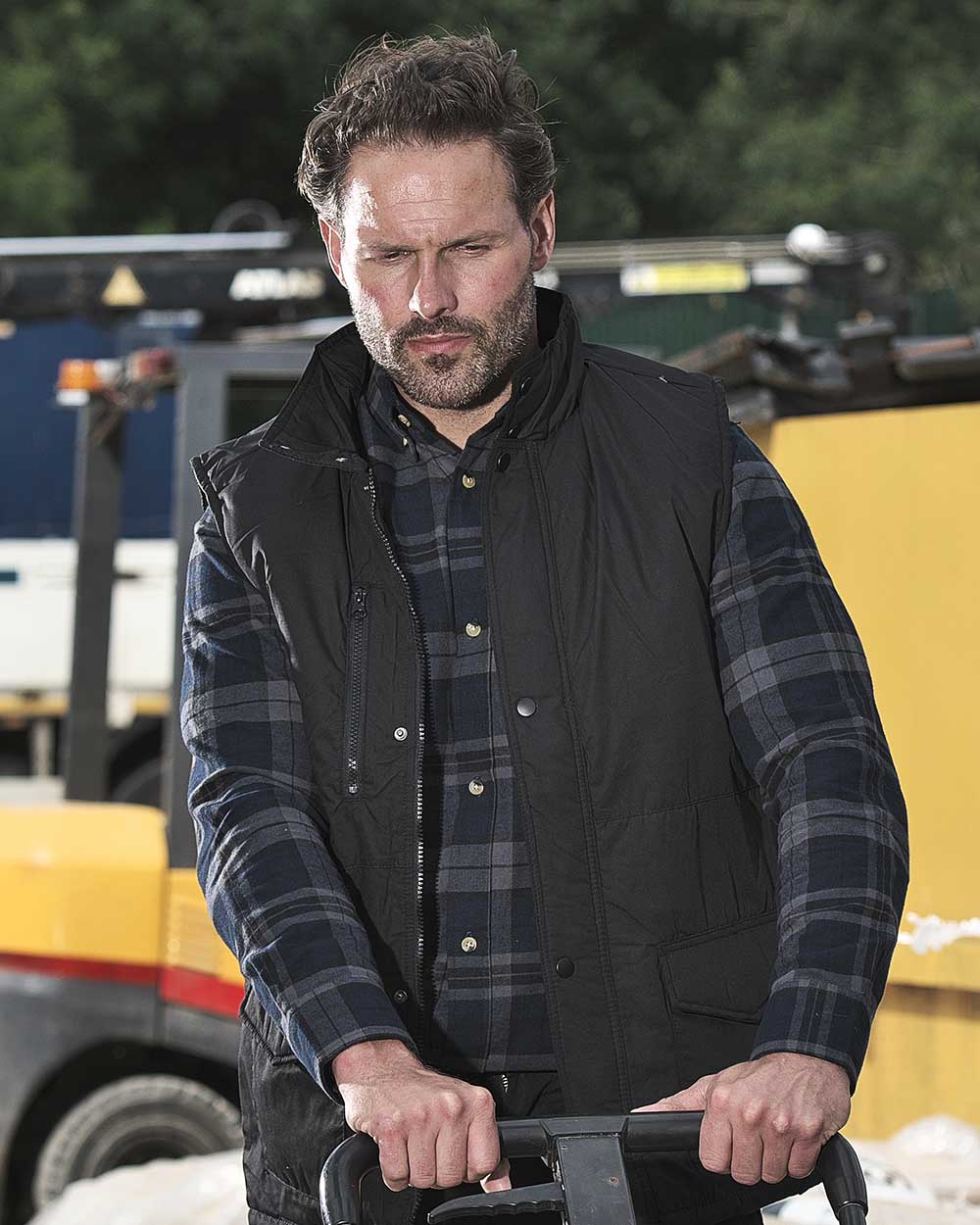 Working man wearing Black Fort Wroxham Quilted Bodywarmer